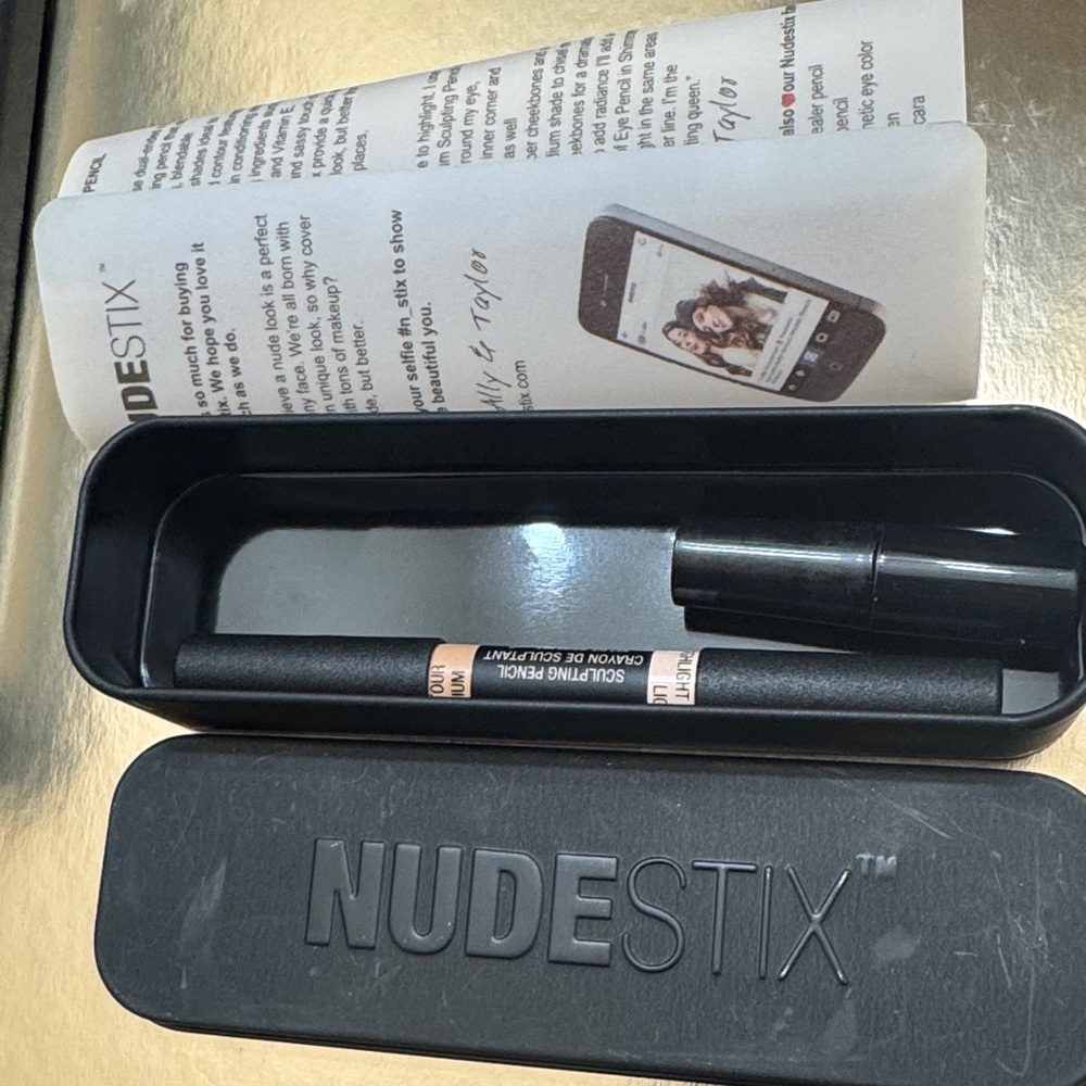 NUDESTIX Dual-Ended Highlighter Pencil - highlight-light and Contour medium - Picture 2 of 3